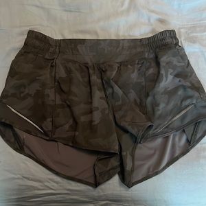 Lululemon Hotty hot 2.5in shorts